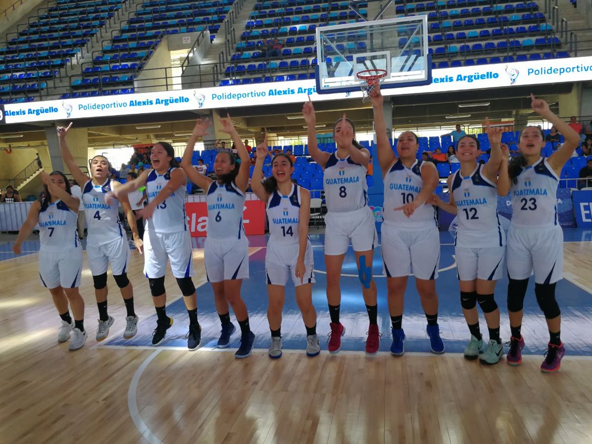 Las seleccionadas nacionales de baloncesto festejaron por todo lo alto la presea dorada. (Foto Prensa Libre: Carlos Vicente)