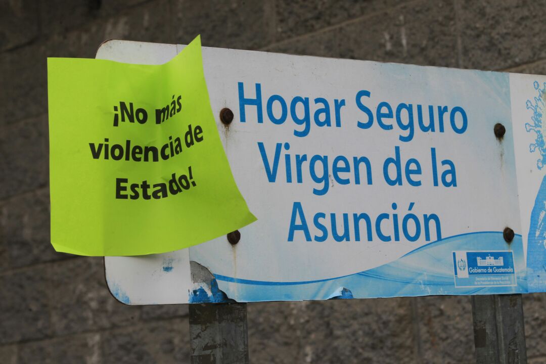 Letrero que identifica las instalaciones del Hogar Seguro, el texto en una hoja pegada pide justicia. (Foto Prensa Libre: Estuardo Paredes"