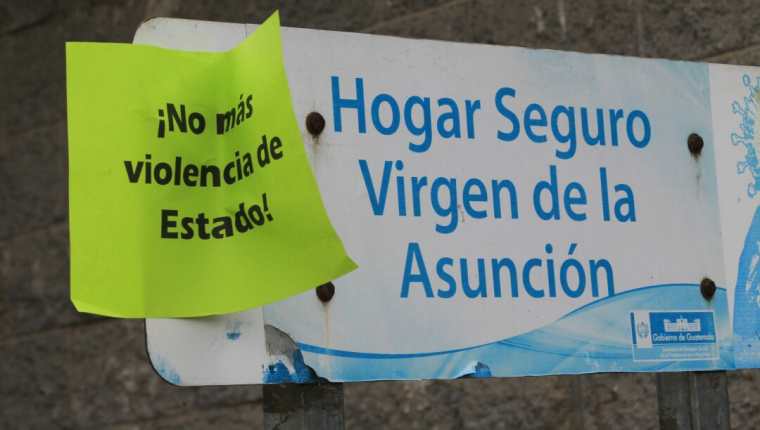 Letrero que identifica las instalaciones del Hogar Seguro, el texto en una hoja pegada pide justicia. (Foto Prensa Libre: Estuardo Paredes"