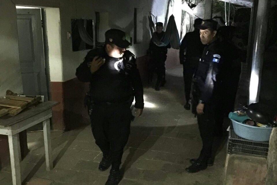 Agentes de la PNC inspeccionan el lugar donde se registró el ataque armado. (Foto Prensa Libre: Cortesía PNC).