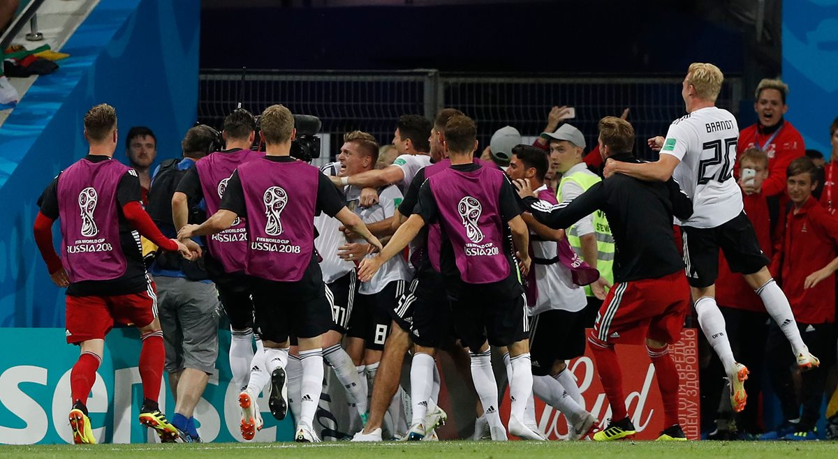 Los jugadores de la Selección de Alemania festejaron el gol de Toni Kroos. (Foto Prensa Libre: AFP)