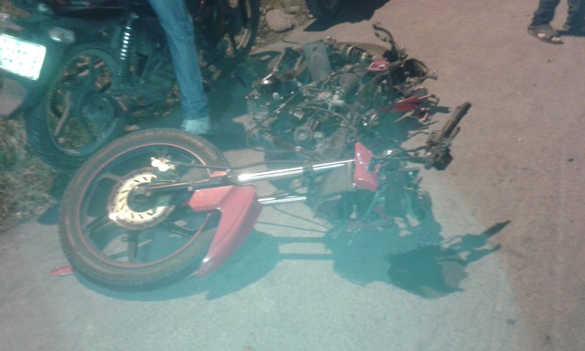 Motocicleta queda destruida luego de choque contra tráiler en Santa Lucía Cotzumalguapa, Escuintla. (Foto Prensa Libre: Carlos E. Paredes)