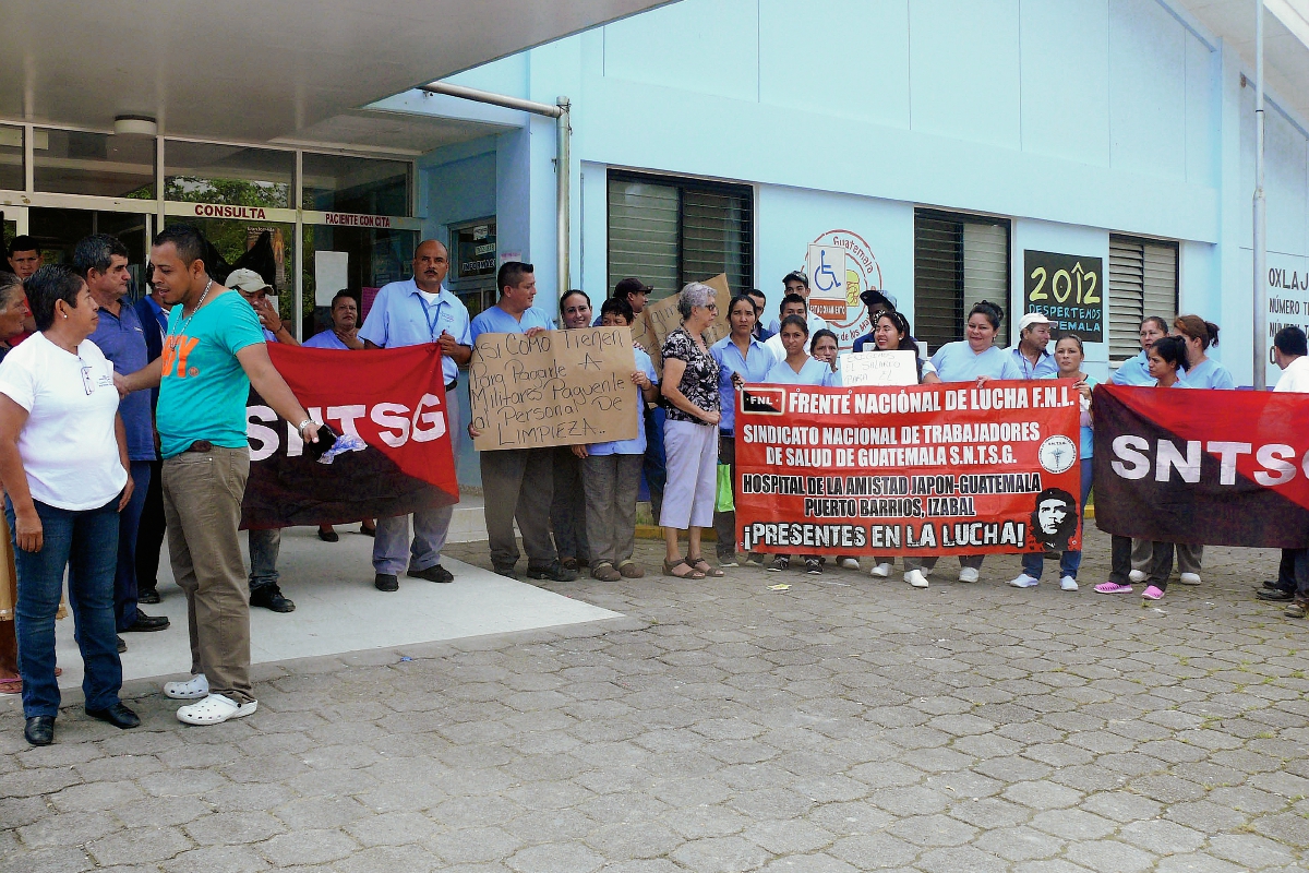 Trabajadores del Hospital de la Amistad Japón-Guatemala, en Puerto Barrios, Izabal,  protestan  por impago de salarios. (Foto Prensa Libre: Edwin Perdomo)