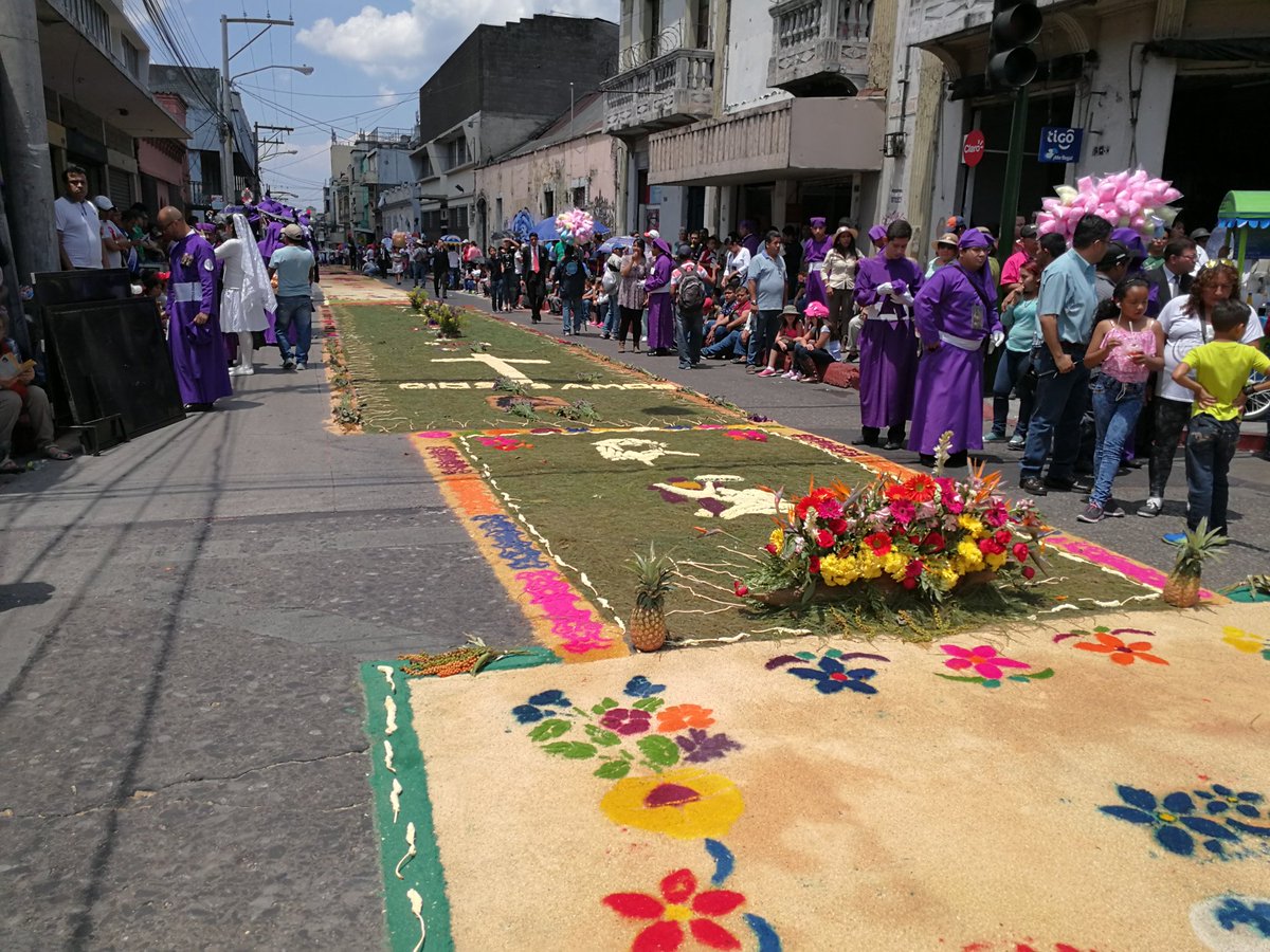 La creatividad de los devotos quedó plasmada en las alfombras en honor del Nazareno. (Foto Prensa Libre: Oscar García).