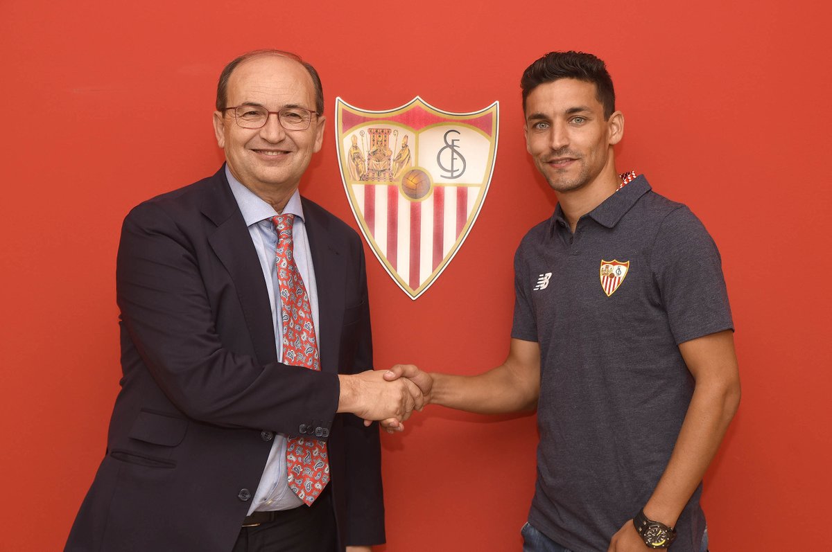 Jesús Navas fue recibido con gran alegría en el Sevilla. (Foto Prensa Libre: cortesía Twitter Sevilla)