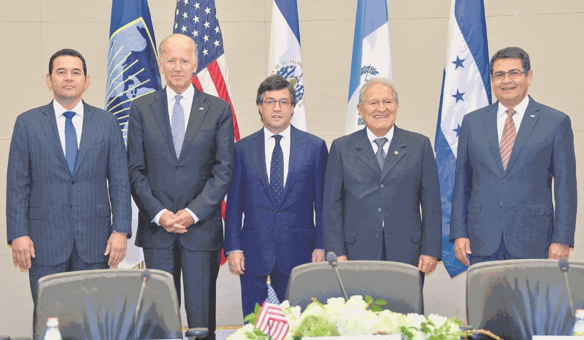 Los presidentes del Triángulo Norte junto al vicepresidente de los Estados Unidos, Joe Biden. (Foto Prensa Libre: Hemeroteca PL)