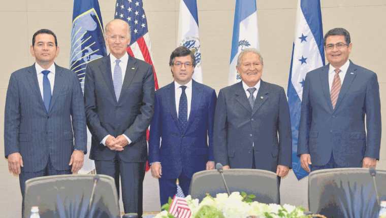 Los presidentes del Triángulo Norte junto al vicepresidente de los Estados Unidos, Joe Biden. (Foto Prensa Libre: Hemeroteca PL)