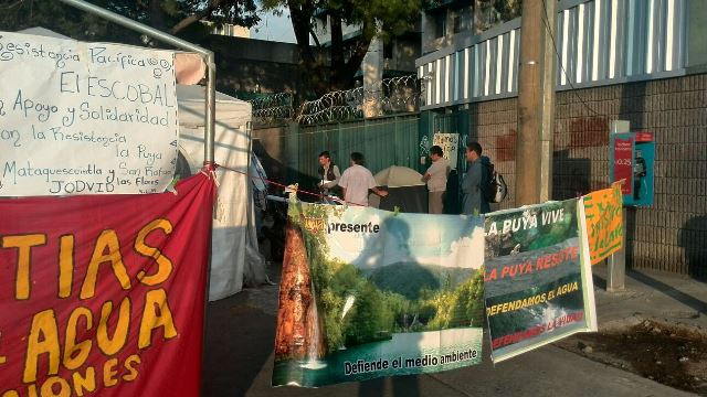 Los pobladores de La Puya, San José del Golfo, protestan frente a la sede del MEM. (Foto Prensa Libre: Estuardo Paredes)