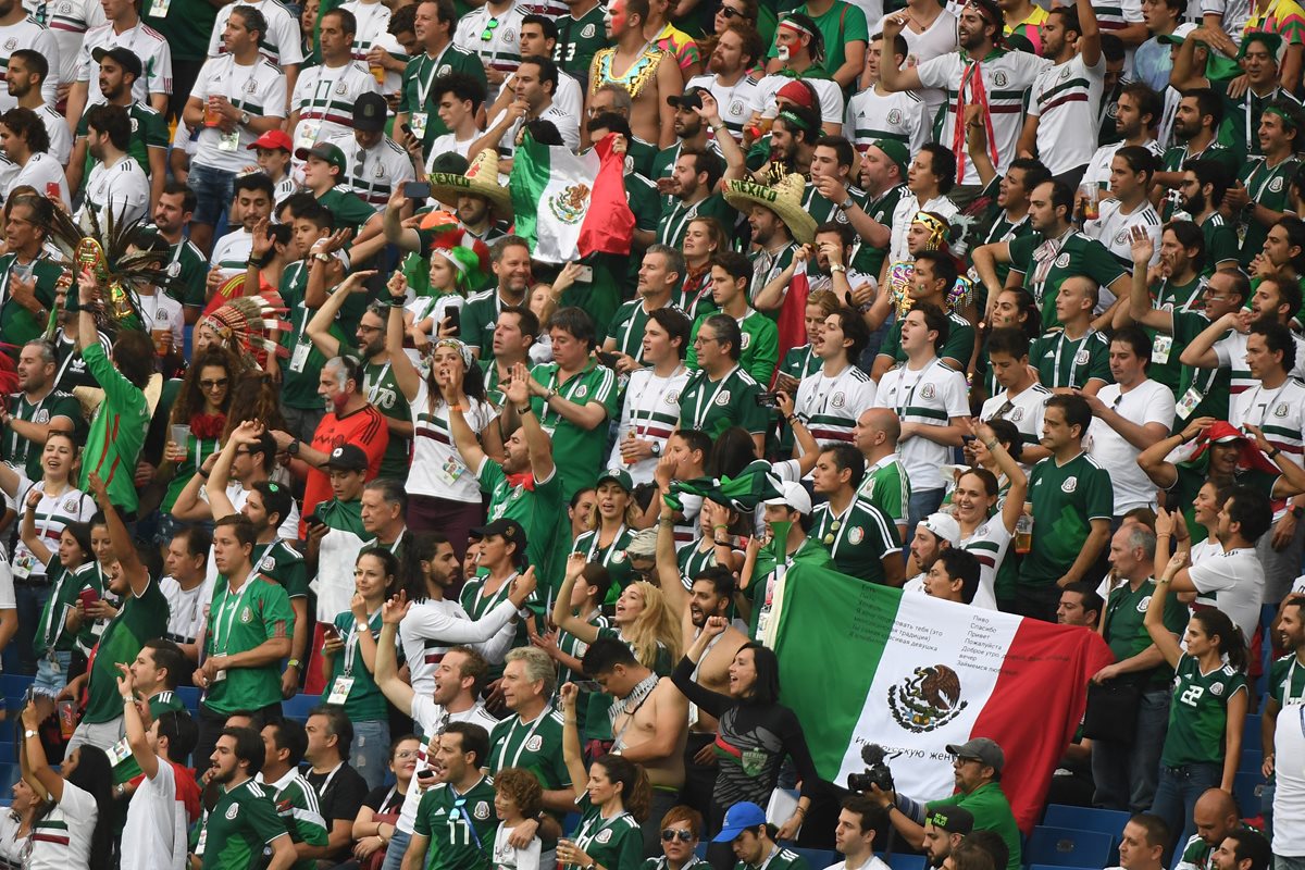 La afición mexicana abarroto el estadio Rostov Arena con 40 mil aficionados. (Foto Prensa Libre: AFP)