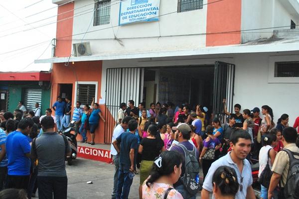 Docentes protestan en la Dideduc en la ciudad de Retalhuleu. (Foto Prensa Libre: Jorge Tizol) <br _mce_bogus="1"/>
