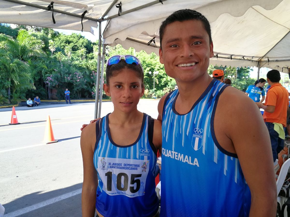 Érick Barrondo y Mirna Ortiz sonríen después de imponerse en los 20 kilómetros marcha de Managua 2017. (Foto Prensa Libre: Carlos Vicente)