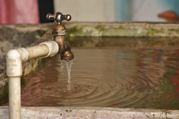 El servicio domiciliar de agua no llena los requisitos de salubridad, señalan pobladores.