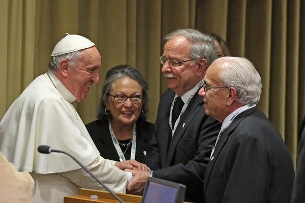 El Papa Francisco conversa con María Mercedes Girón de Blank, presidenta del Consejo de Administración de Prensa Libre; su esposo, Karl Blank, y Mario Antonio Sandoval, vicepresidente, ayer, en el Salón del Sínodo, del Vaticano. (Foto: Cézare de Luca))