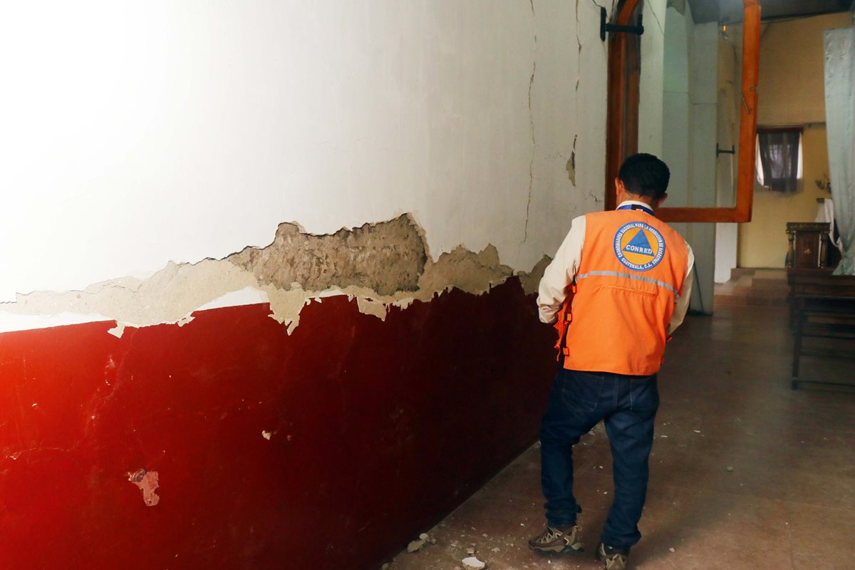 Personal de la Conred inspecciona las paredes de la parroquia de San Sebastián. (Foto Prensa Libre: Rolando Miranda)