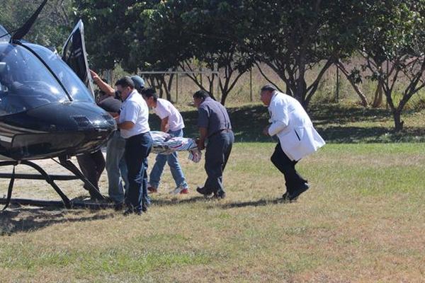 Uno de los helicópteros que trasladó a la familia Wholers Cabrera de Salamá, a Cobán, Alta Verapaz. (Foto Prensa Libre: Carlos Grave)<br _mce_bogus="1"/>