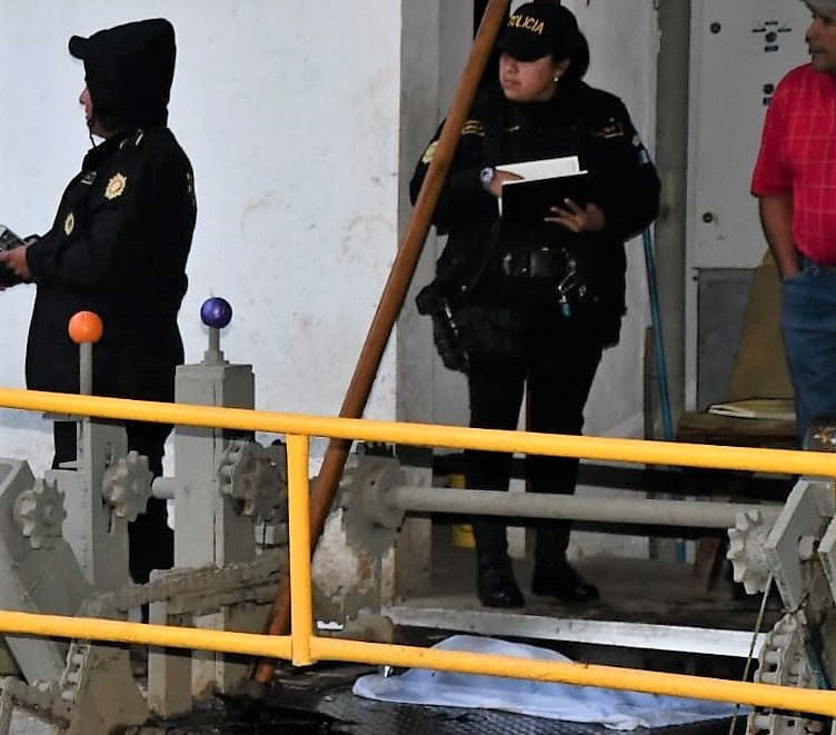 Agentes de la PNC resguardan el lugar donde fue hallado el cadáver de la menor. (Foto Prensa Libre: Fred Rivera)