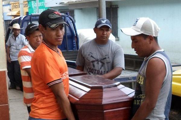 Familiares retiran de una funeraria el ataúd que contiene los restos de Santos Nájera, quien murió baleado, en San Luis Jilotepeque. (Foto Prensa Libre: Hugo Oliva) 