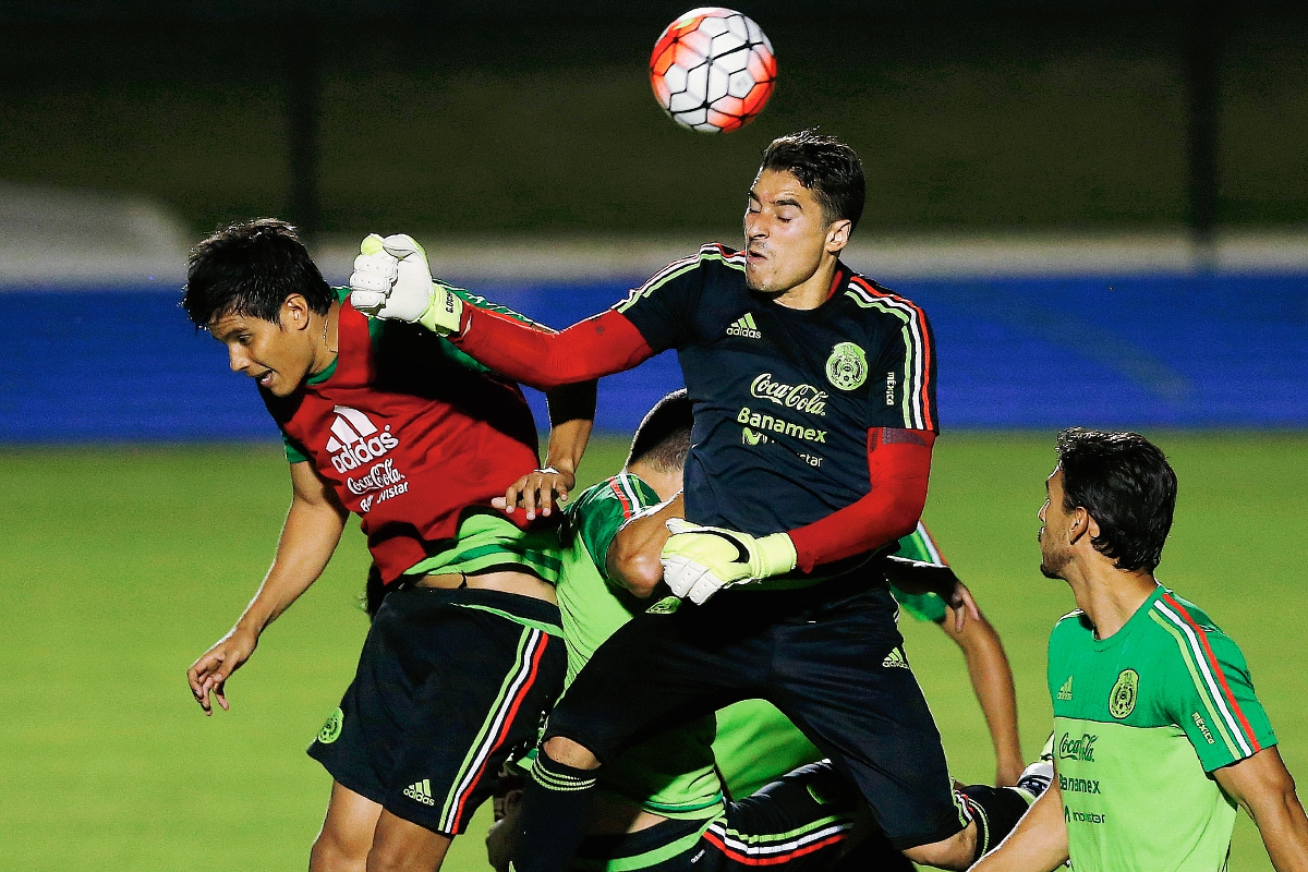 El portero mexicano, Guillermo Ochoa, junto a sus compañeros se entrenaron ayer en Atlata previo al juego de hoy. (Foto Prensa Libre: AP)