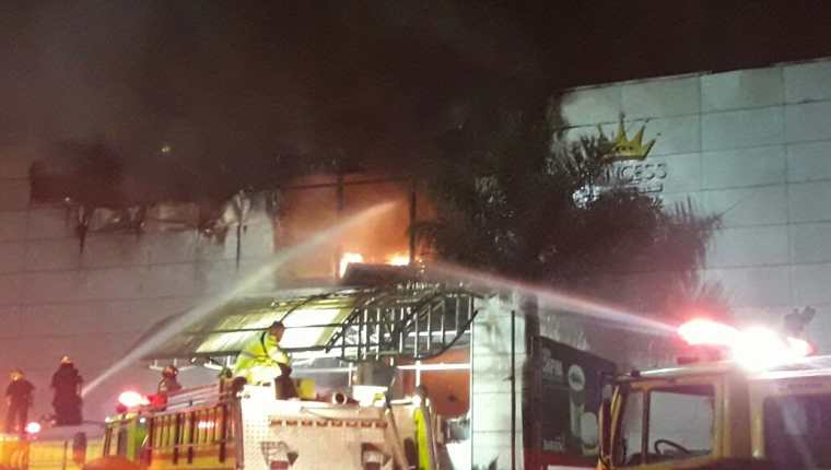 El incendio que se originó en un centro comercial de la calzada Roosevelt y 14 avenida de la zona 7 fue controlado por más de 50 bomberos.
