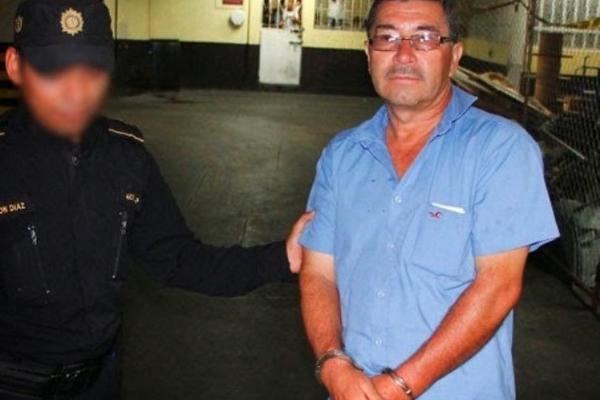 Un taxista fue capturado por disparar contra un presunto delincuente en un sector de la zona 18. (Foto Prensa Libre: PNC)<br _mce_bogus="1"/>