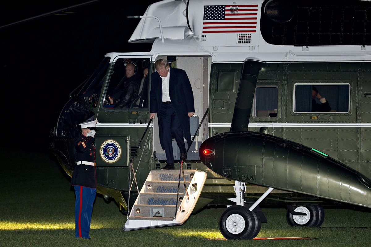 El presidente Trump desciende del Marine One después de regresar de su gira de 12 días por Asia. (Foto Prensa Libre: EFE)