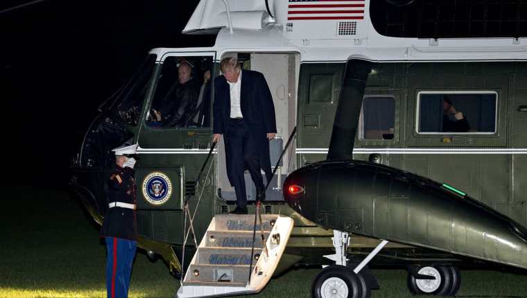 El presidente Trump desciende del Marine One después de regresar de su gira de 12 días por Asia. (Foto Prensa Libre: EFE)