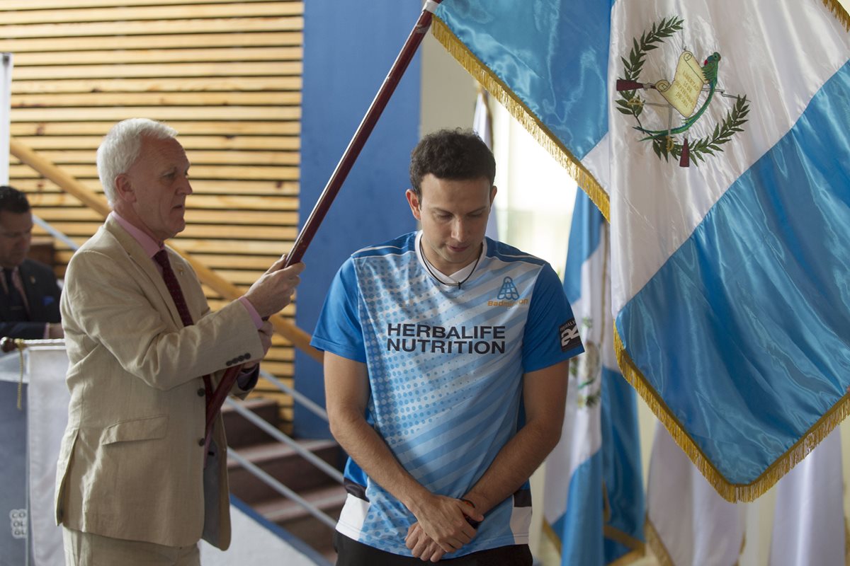 Kevin Cordón rinde honores a la bandera en la juramentación. (Foto Prensa Libre: Norvin Mendoza)