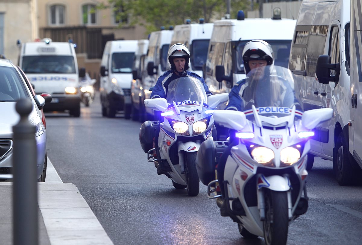 Policías vigilan las calles de Marsella, una de las ciudades más importantes de Francia. (Foto Prensa Libre: AP).