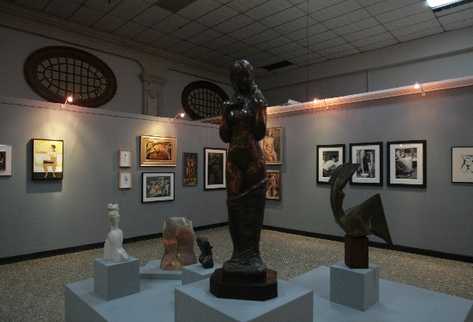 Vista panorámica de la sala Sexualidad y género, donde se exhiben obras de diversas épocas.
