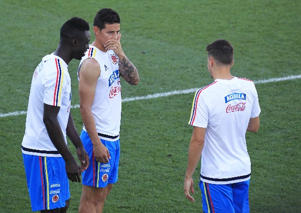 James Rodríguez durante el entrenamiento de la selección de Colombia, que enfrentará a Camerún el martes. (Foto Prensa Libre: EFE)