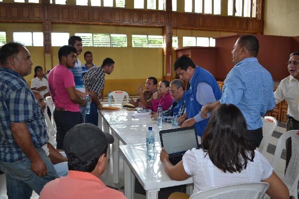 Representantes de transportistas, autoridades y vecinos, con apoyo de la PDH, logran acuerdo.