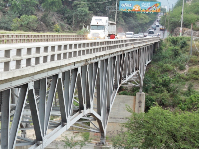 Un grupo de pilotos repara el puente Chetumal. (Foto Prensa Libre: Hemeroteca PL)