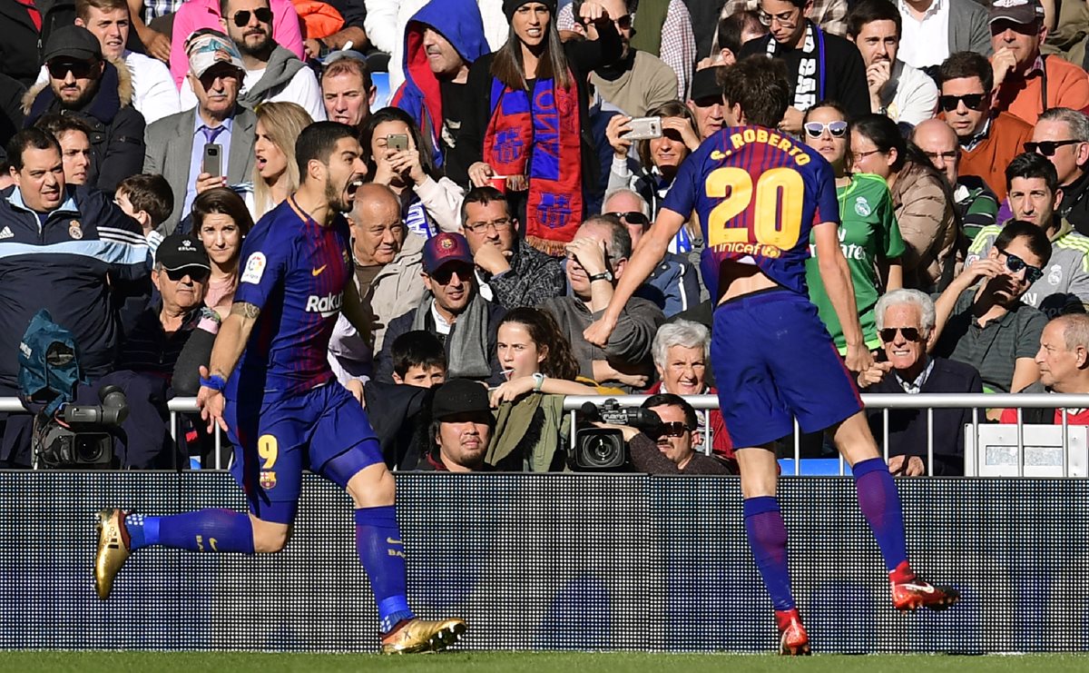 Luis Suarez festeja al anotar el primer gol del Barcelona.