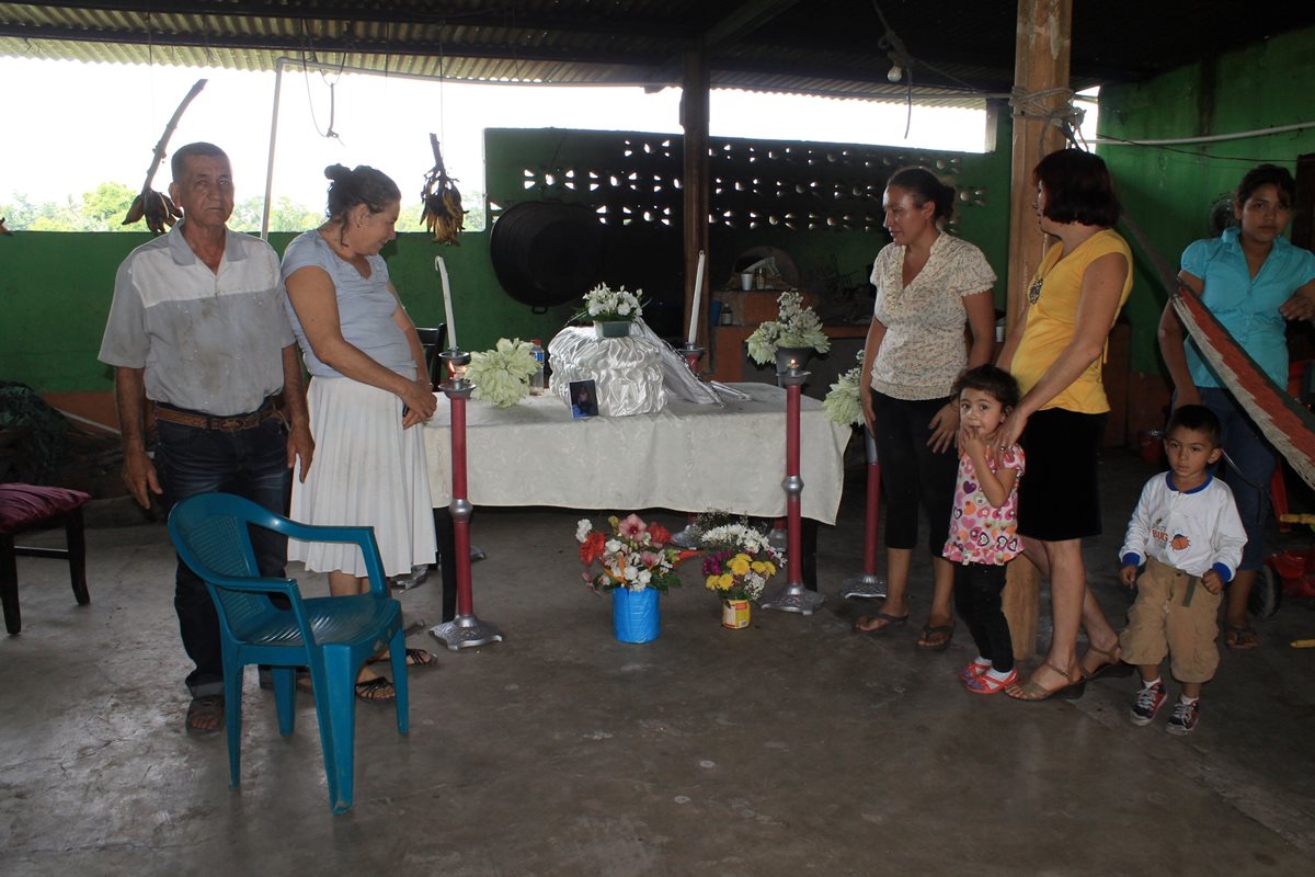 Familiares velan los restos del niño que murió luego de la aplicación de una vacuna. (Foto Prensa Libre: Enrique Paredes).