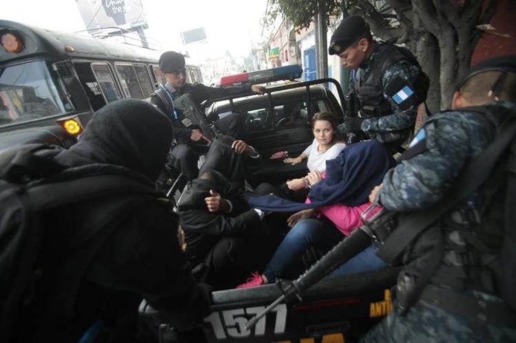 La Policía custodia a varios detenidos el 17 de diciembre de 2015, en la zona 10. (Foto Prensa Libre: PNC)