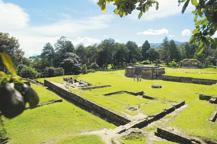 Iximche, en Tecpán, Chimaltenango, es uno de los parques que habría sido afectado por la corrupción en Micude. (Foto Prensa Libre: Hemeroteca PL)