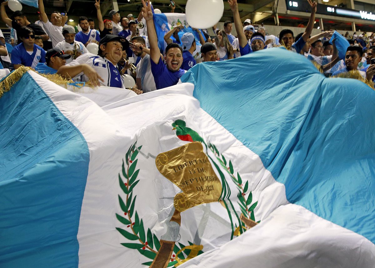 La afición de Guatemala apoyó durante el partido en Chicago. (Foto Prensa Libre: AFP)
