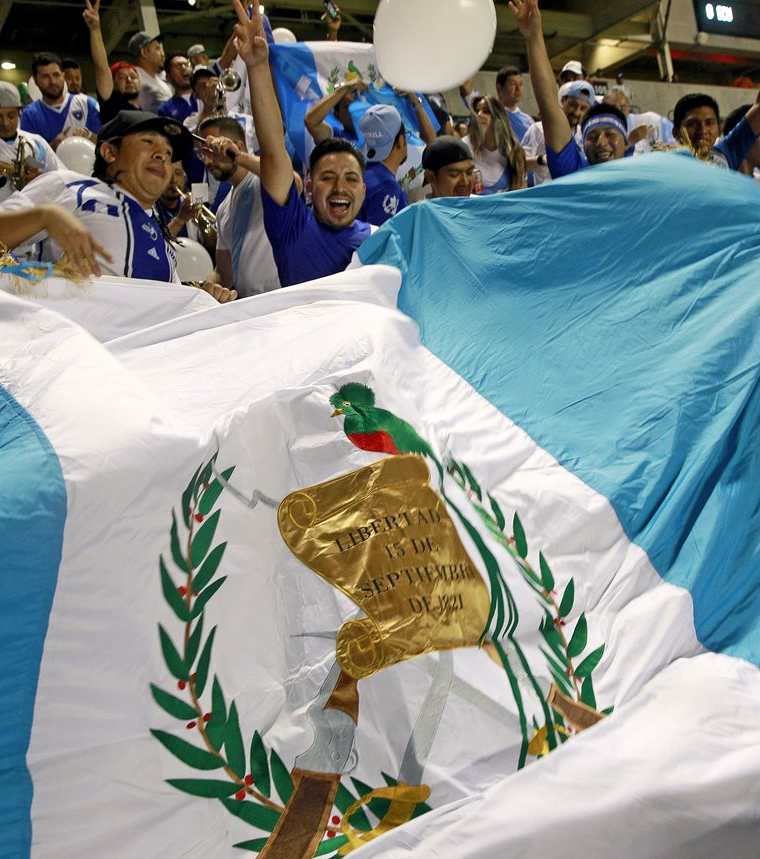 La afición de Guatemala apoyó durante el partido en Chicago. (Foto Prensa Libre: AFP)
