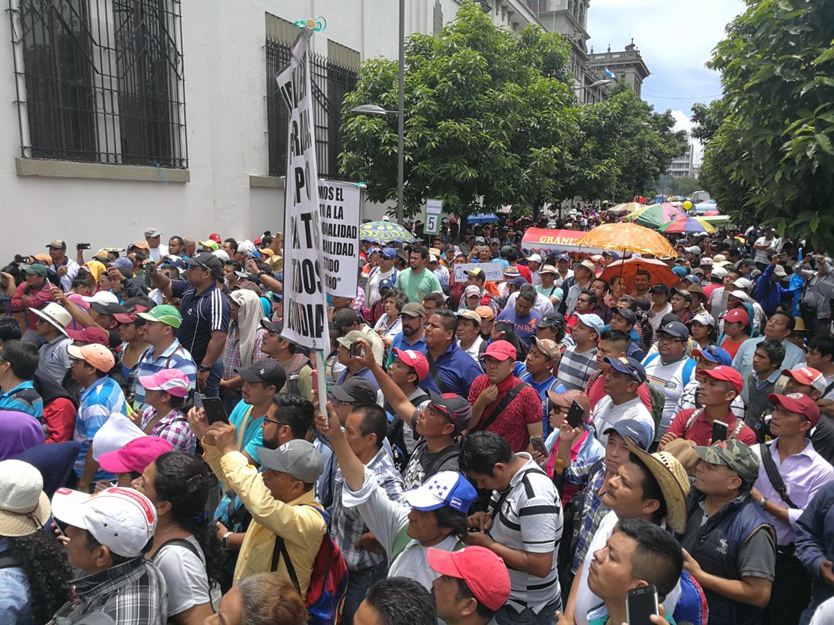 Maestros reunidos frente a Casa Presidencial hacen sus peticiones al gobierno. (Foto Prensa Libre: Esbin García)