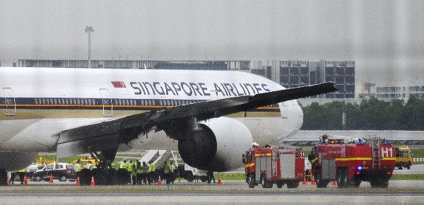 Un avión tuvo que realizar un aterrizaje de emergencia y que causó un incendio.(Foto Prensa Libre: EFE)