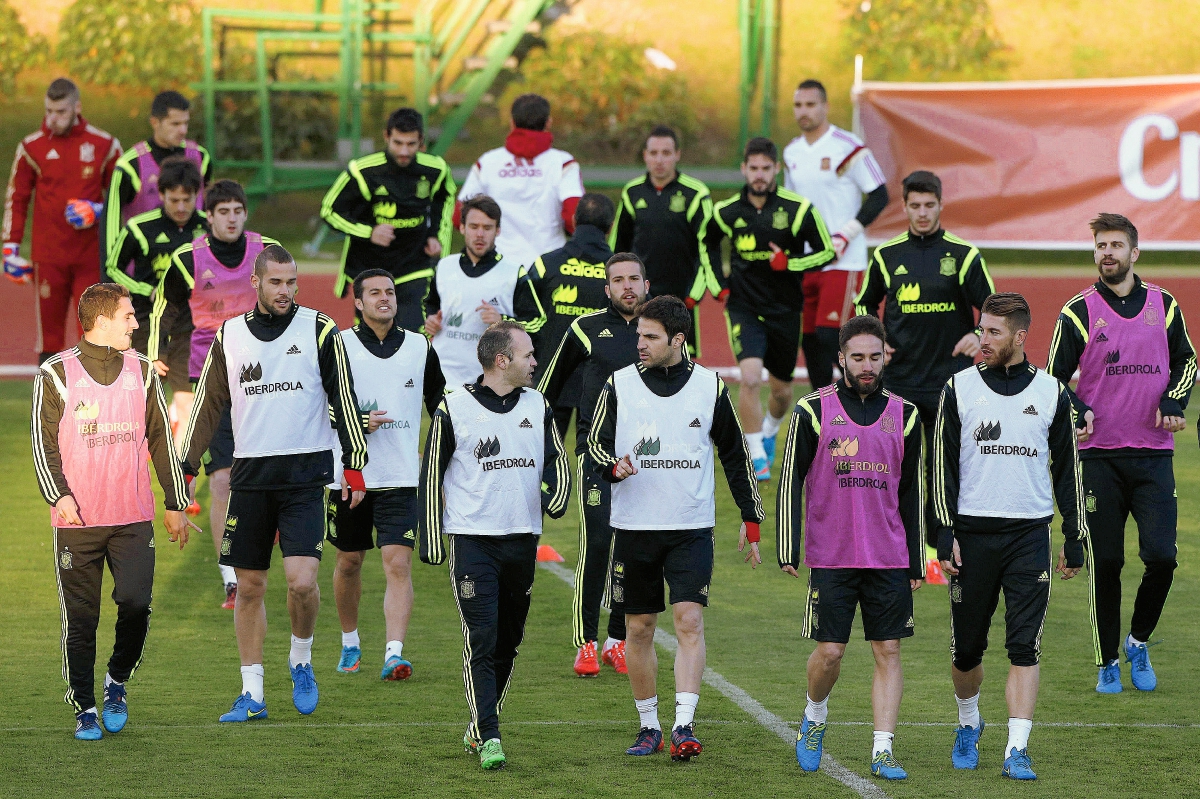 La selección española de se entrenó ayer a doble turno en la Ciudad del futbol de Las Rozas, para preparar el partido frente a Ucrania. (Foto Prensa Libre: EFE)