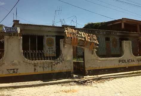 La sede de la Policía Nacional Civil en Santa Cruz Barillas fue destruida parcialmente por un grupo opositor a un proyecto hidroeléctrico.