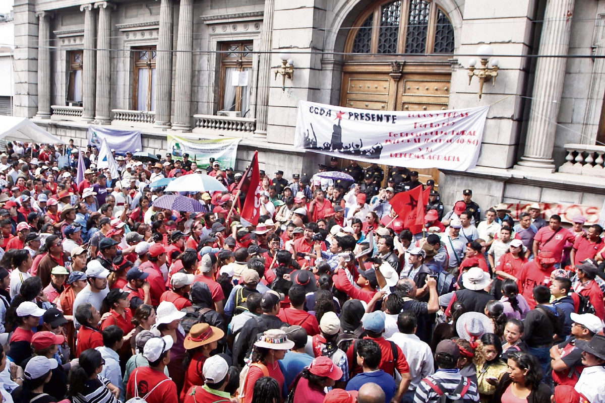 En noviembre de 2014 cientos de trabajadores del Ministerio de Salud apoyaron la aprobación del Presupuesto 2015 frente al Congreso.