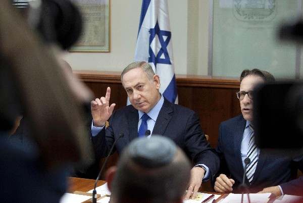 Benjamín Netanyahu,(centro) primer ministro israelí preside la reunión del gabinete. (Foto Prensa Libre: AFP)