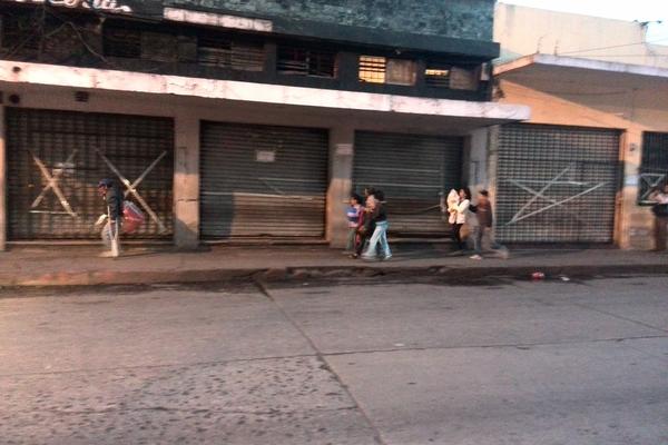 La Municipalidad capitalina cerró 18 locales que operaban sin permisos. (Foto Prensa Libre: Carlos Álvarez)<br _mce_bogus="1"/>