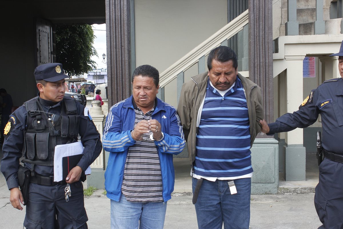 Los capturados son trasladados a la Comisaría 73 de la PNC en Chimaltenango. (Foto Prensa Libre: Víctor Chamalé)