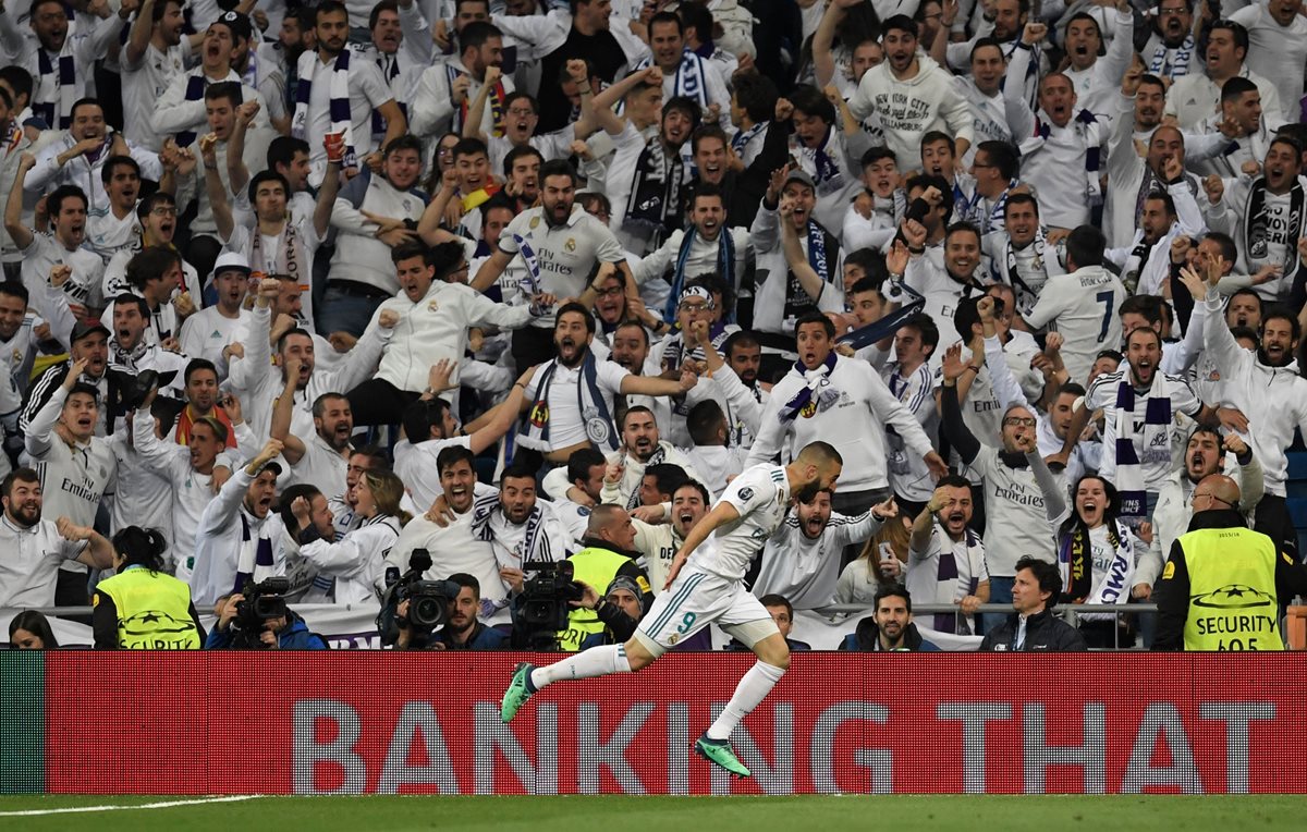 El francés Karim Benzema anota y celebra ante la euforia de los aficionados el segundo gol del Real Madrid. (Foto Prensa Libre: EFE)