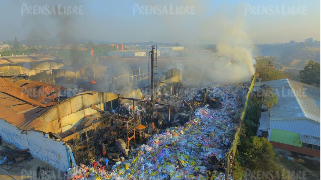 Así quedó la recicladora luego del incendio. (Foto Prensa Libre: Estuardo Paredes)
