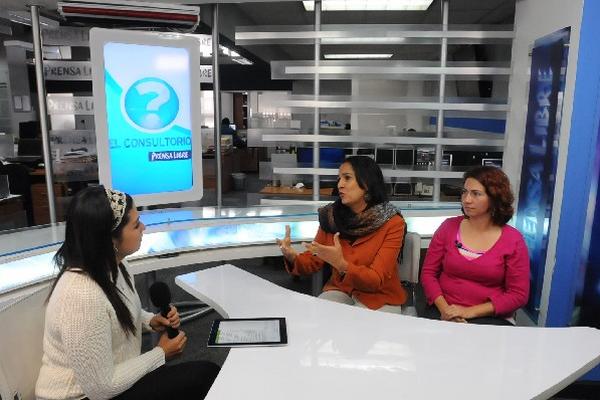 María Dolores  Contreras —de anaranjado—, muestra técnicas de respiración.