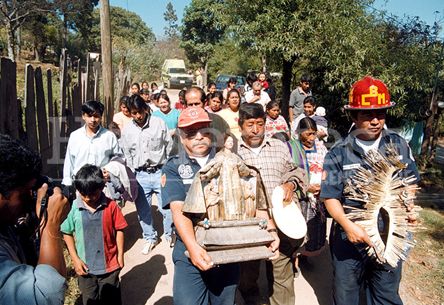 Bomberos municipales cargan la imagen de la Virgen del Carmen y su resplandor en la aldea Xetzak, Tecpán Chimaltenango donde fue recuperada el 5 de marzo de 2003. (Foto: Hemeroteca PL)